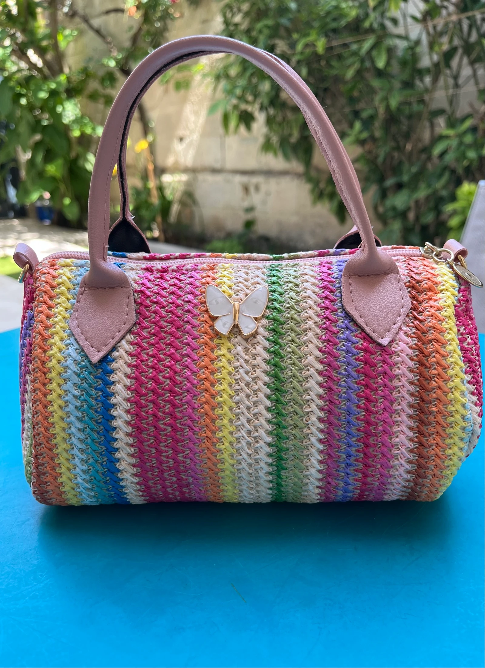 Sac coloré tressé – papillon doré & bandoulière rose